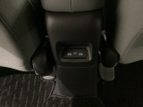 アームレストの後ろ側には、リア席用の充電可能なUSB端子が2個ついています。移動中に充電もできるので便利です。