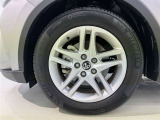 アルミホイールが車の雰囲気を引き立てますね!