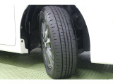 タイヤサイズ 195/65R15。スポーティなデザインの純正アルミホイールを装着しています。足元を引き締めてくれ、しっかりした走りも楽しめますよ。