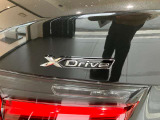 コーナーセンサーが搭載しておりますので、車庫入れの際など、障害物の接近を音で知らせます。