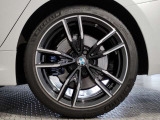 【BMWアロイホイル】軽量かつ強度に拘ったアロイホイル。走行性能ポテンシャルを引き出す設計。車の足元を引き締めてくれる大きなポイントはアロイホイルです。