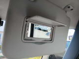 運転席サンバイザーに鏡がついております!