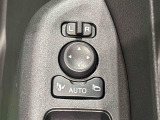 キーフリー連動で施錠時に格納します。降車の直前まで後方確認ができ、閉じ忘れも防げます。
