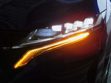 左ヘッドランプヘッドランプ画像です。LEDヘッドランプです。ハロゲンヘッドランプの約2倍の光量でより明るく遠くを照らし、夜間走行時の視認性を高めるとともに長寿命や省電力も魅力です。