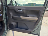 運転席の内側にはドリンクホルダーと嬉しい小物入れがあります♪