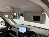 【サンバイザー】車内で身だしなみを整えるためのバニティミラーがセット。お化粧直しや髪型のチェックに活用できます。