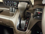 インパネシフトだから視線の移動も少なく足元もスッキリ♪運転席もゆったりしているのでゆとりを持ってドライブできますね!