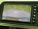 駐車時の後方確認をサポート。狭い場所や段差がある場所でも、安全かつスムーズな後退を可能にします。