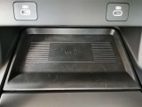 【ワイヤレスチャージング】置くだけで充電が可能でございます。