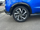 アルミホイール装備しています。カッコいいデザインで車に高級感が出ます。