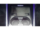 【ワイヤレスチャージング】センターコンソール前方の小物入れに、Qi規格対応のスマートフォンを置いておくだけで充電が可能。移動中に手軽に充電できます。
