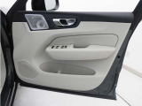 運転席ドアの全景です。キャビンを彩るすべてのものに、機能を形にした美しさが備わっています。