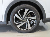 純正のアルミホイール装着車です。タイヤサイズは195/60R17です。