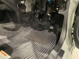 内装工程では、中古車を気持ちよくお乗りいただけるよう清掃しております。シートの洗浄はもちろん、ニオイの元となるフロアカーペットまで洗浄・消臭を実施。