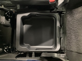 靴や大きめの荷物などもスマートに収納できる便利な引き出し式の収納ボックスです。車外から見えない隠し収納として、また汚れが気になりやすいアイテムの保管にも重宝します!