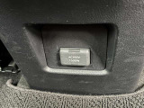 後部座席のセンターコンソール足元にもAC100Vコンセント設置されております。