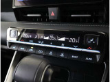 左右独立温度コントロールフルオートエアコンです。運転席、助手席それぞれで独立して温度設定ができます。冷え性の方が乗っても安心ですね♪