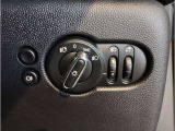 MINIのオートライトは積極的にライトをつけることにより、自車の存在を周囲に向けアピールいたします。それは安全性への配慮でもあります。