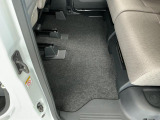 しっかりと汚れ、砂ぼこりを落とし足元まで清潔な車内空間を作り上げております♪