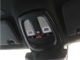 ルーフにあるボタンは、車両が始動しない場合、パンクした場合、または事故に遭った場合などの緊急時に支援の要請に使用できるため、安心感を高めることができます。