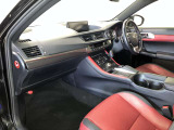 レクサスならでは質感の良い、スポーティで高級感のある内装。