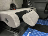 【マルチユースフラップ】フラップの位置や角度を調節することで、オットマンや足のサポート、荷物の落下防止といった様々な機能を活用できます。