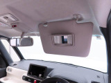 運転席サンバイザー裏にバニティミラー。気になった時にサッと身だしなみチェック。