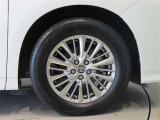 純正のアルミホイール装着車です。タイヤサイズは225/60R17です。