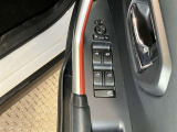 運転席側のフロントドアに全ドアのパワーウィンドウ開閉スイッチとウィンドウロックスイッチと電動格納式ドアミラーの操作スイッチが有るので手元でミラー調整ができるので便利です。