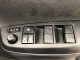 パワーウィンドのスイッチです。運転席に座りながら、助手席や後席の窓を開け閉めできるので大変便利ですよ。