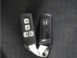 ◆スマートキー◆カギをバッグやポケットに入れたままでもドアロックの開閉ができる『スマートキー』付き!雨天や暗くなってもカギを取り出す必要がなくドアの開錠&エンジンも始動できます