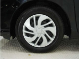◆純正ホイール装着車◆シンプルなデザインのホイールキャップ付きです。