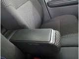 運転席と助手席の間に肘置き兼小物入れがあります!