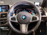 【ハンドル】ドライバーとBMW車の一体感がダイレクトに伝わるステアリングホイール。形状・太さへの拘りに加えて、操作性を高める為にスイッチ類も配置。クイックかつ安定のドライビングを体感下さい!