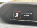 コーナーセンサーを車の前後に装備。障害物までの距離に応じて警告音を変えてお知らせ。縦列駐車時や駐車場・車庫などでの取り回しをサポートします。詳細は販売店スタッフまでおたずねください。