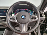 BMWのメーターパネルは選曲や、ラジオのチャンネルなども表示可能です。運転中に目線が泳ぐことなく、安全で疲れにくいです。