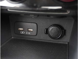 携帯電話など充電に便利なUSBが2個付いてます