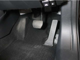 マツダでは、下に支点があるオルガン式アクセルペダルを採用し、足首とペダルの動きが一致したスムーズな操作を実現しています♪