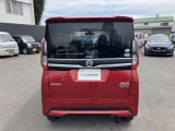後部座席はプライバシーガラスとなっています。座っている人や置いてある荷物が見えにくくなっているのでプライバシーの確保が出来ます。ぜひ見て確認してみて下さい
