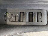 パワーウィンドウのスイッチですよ。 運転席に居ながら窓を開け閉めのコントロールできますよ。 ロック機能で、子供がイタズラして窓を開けるという事も無くなりますよ。