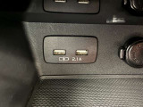 運転席と助手席の間にUSB電源があります。スマホなど外部機器の電源や充電に便利です。