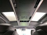 左右独立ムーンルーフも装備しています。開かない分、ガラスが広い範囲を占めたルーフです。爽やかな日差しを取り入れながらのドライブ、気持ちよさそうですね。もちろん新車購入時のみ装備可能なので、お得です。
