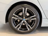 BMWの純正アロイホイールは軽量かつ強度にも優れているホイールで走行性能を引き上げる設計になっております。足元にもBMWは妥協がなくこだわっている個所になります。