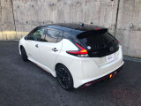 フェアレディZの流れを汲むブーメラン型のリヤコンビネーションランプ。スタイルアップはもちろん空力も考慮