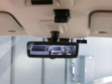 スマートルームミラー、後方がカメラの映像で見れるので視界くっきり、車内に障害物があっても関係ありません。普通のバックミラーとも切りかえが出来ます。