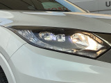 明るく白い光のLEDヘッドライトにより、夜間でも遠くまで見通しやすく、安全性が高まります。