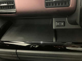 【ビッグオープントレー】大型のトレーなので様々なものが置けて便利。近くにUSB電源ソケットがあるのでスマートフォンの充電に便利。