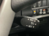 クルーズコントロール機能が付いています。 速度を設定するとアクセルを踏まなくても一定の速度で走ることができます。  高速道路ではとても便利な装置なんです。