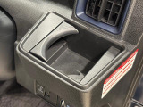 運転席側掘り込み式カップホルダー