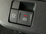 【オートブレーキホールド・電子パーキング】ホールド機能がONになっている状態でクルマが停止すると自動でブレーキが作動!知らずうちにブレーキが緩んでしまった時、運転で足が疲れた時などに役立ちます♪